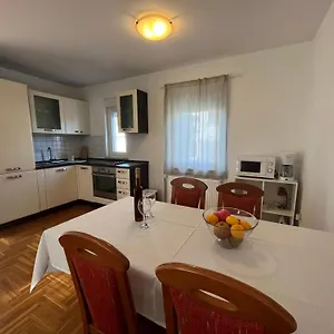 Burle With Free Private Parking Apartment Medulin